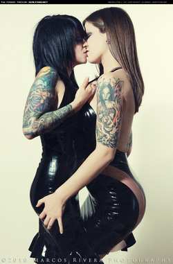 Image #58316 (fetish): latex, lez